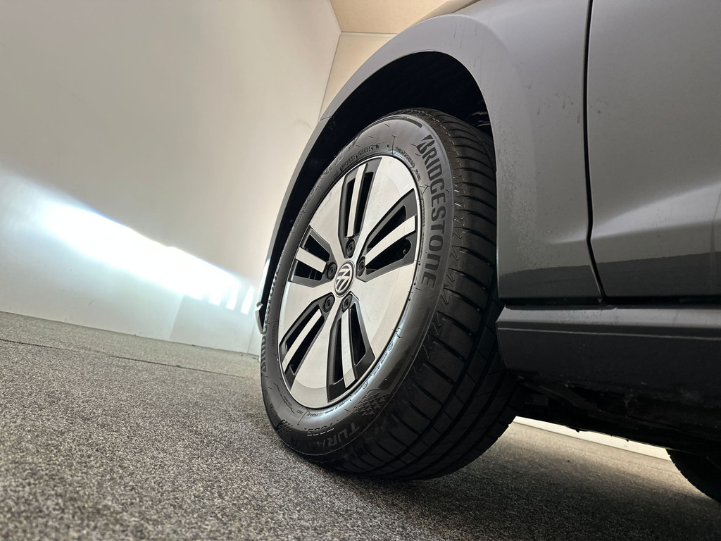 Volkswagen e-Golf (J702GB) met abonnement